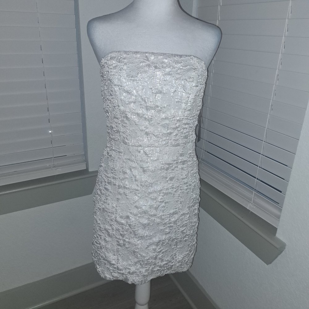 Chic Strapless Textured Dress in White
